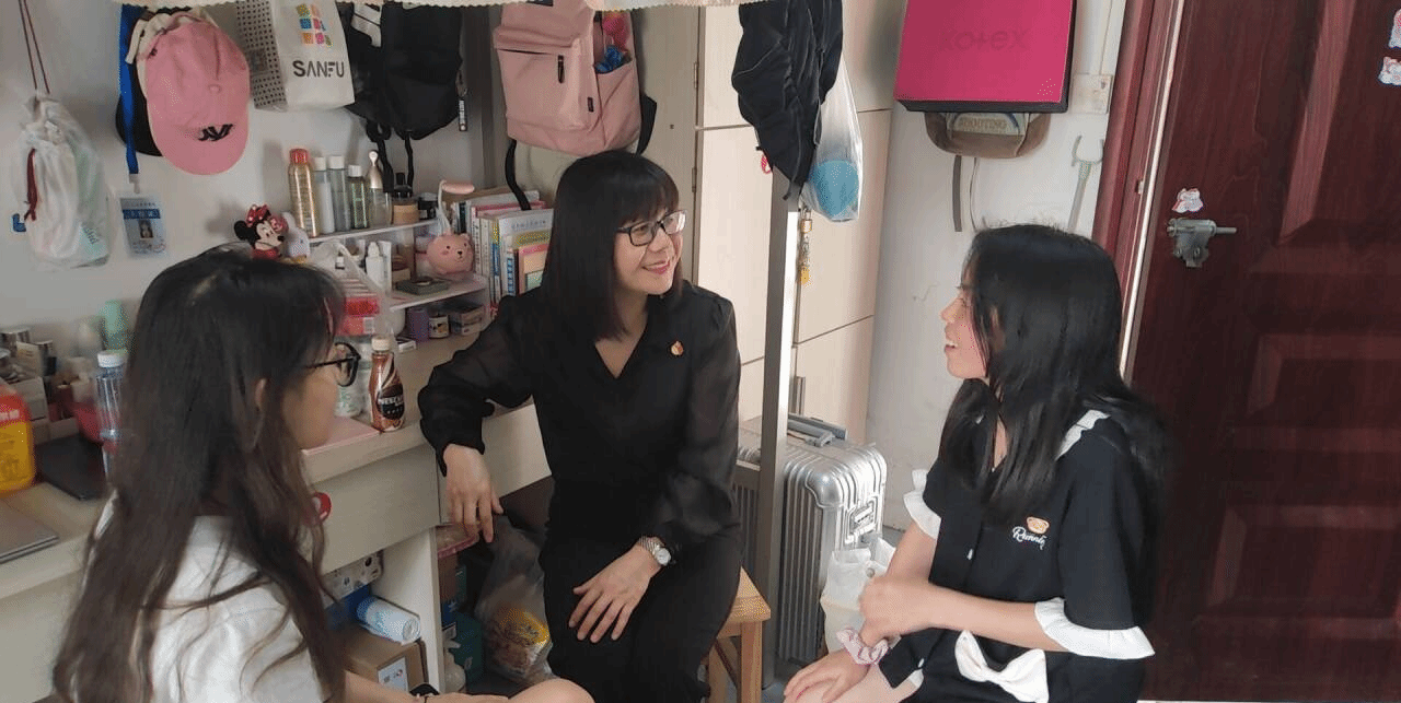 霍瑞老师和学生亲切交谈.png